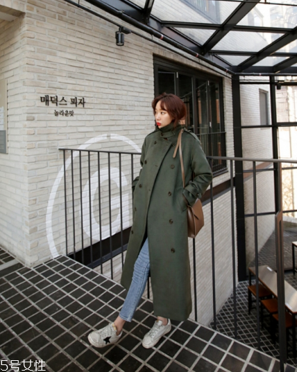 過膝大衣配什么褲子？各種混搭瞬間出眾