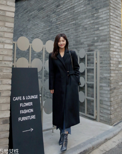 過膝大衣配什么褲子？各種混搭瞬間出眾