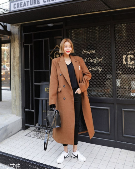 過膝大衣配什么褲子？各種混搭瞬間出眾