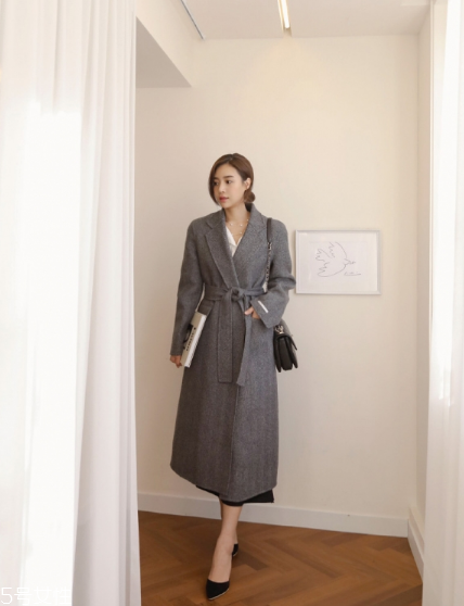 過(guò)膝大衣配什么鞋子？瞬間提升自我氣場(chǎng)