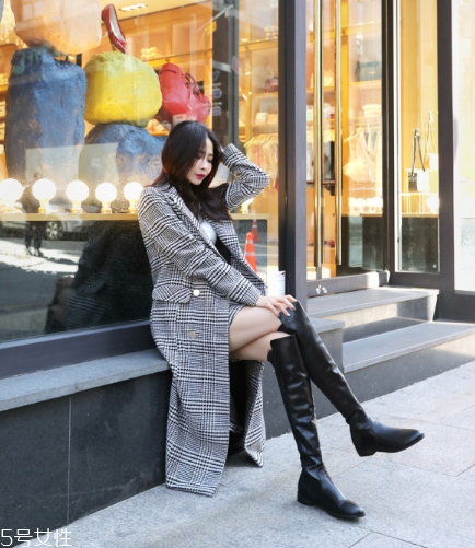 過(guò)膝大衣配什么鞋子？瞬間提升自我氣場(chǎng)