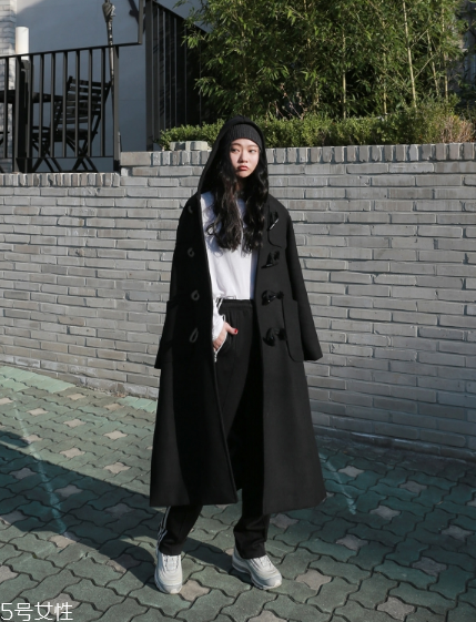 過(guò)膝大衣配什么鞋子？瞬間提升自我氣場(chǎng)