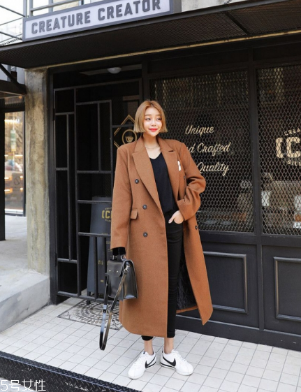 過(guò)膝大衣配什么鞋子？瞬間提升自我氣場(chǎng)