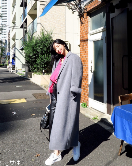 過(guò)膝大衣配什么鞋子？瞬間提升自我氣場(chǎng)