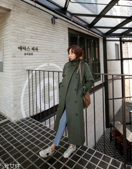 過(guò)膝大衣配什么鞋子？瞬間提升自我氣場(chǎng)