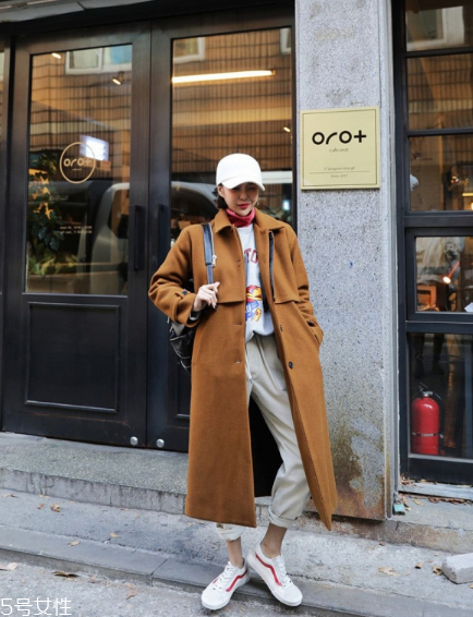 過(guò)膝大衣配什么鞋子？瞬間提升自我氣場(chǎng)