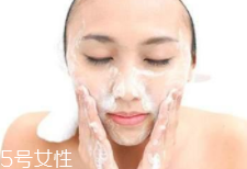 潔面乳和洗面奶是一種產(chǎn)品嗎？洗面奶適合干皮