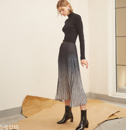過膝長裙怎么搭配？冬日的花樣穿搭