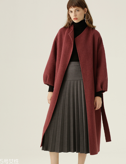 過膝長裙怎么搭配？冬日的花樣穿搭