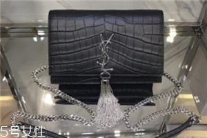 ysl流蘇包一共幾個(gè)尺寸？吸睛百分百的超級(jí)網(wǎng)紅