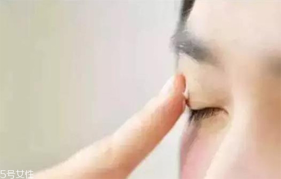 化眼妝對眼睛有害嗎？好看又迷人的眼妝