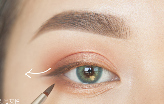 如何化妝使眼睛變大？落日線放大雙眼