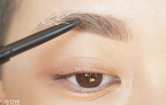 如何化妝使眼睛變大？落日線放大雙眼