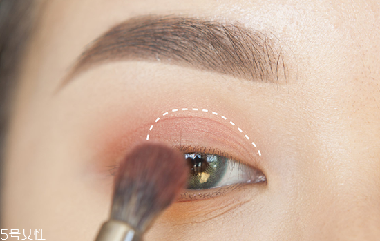 如何化妝使眼睛變大？落日線放大雙眼