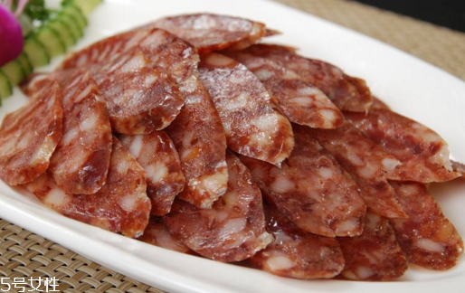 怎樣判斷臘腸煮熟了沒有？筷子戳一戳最為直接