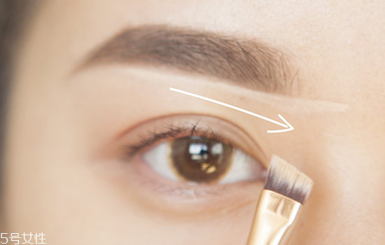 如何化妝使眼睛變大？落日線放大雙眼