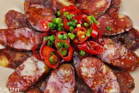 怎樣判斷臘腸煮熟了沒有？筷子戳一戳最為直接