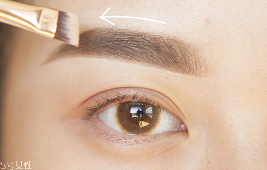 如何化妝使眼睛變大？落日線放大雙眼