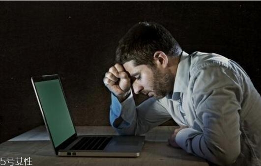 熬夜后吐血是怎么回事？疾病是主因