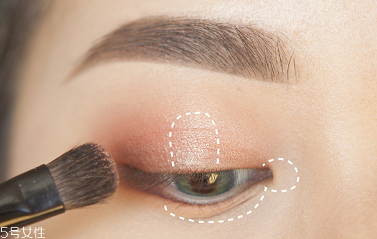 如何化妝使眼睛變大？落日線放大雙眼