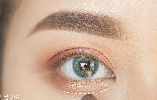 如何化妝使眼睛變大？落日線放大雙眼