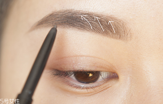 如何化妝使眼睛變大？落日線放大雙眼