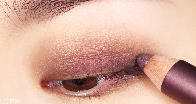 西柚色眼影怎么畫(huà)？教你畫(huà)高冷女神妝容
