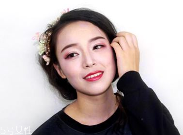 2018秋冬酒紅色眼妝怎么畫？神秘又有女人味的妝容