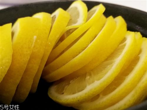 冰糖燉檸檬的功效有哪些？冰糖燉檸檬好處多多