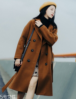 純色呢大衣怎么搭配？這樣搭美到?jīng)]朋友