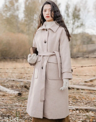 純色呢大衣怎么搭配？這樣搭美到?jīng)]朋友