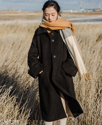 純色呢大衣怎么搭配？這樣搭美到?jīng)]朋友