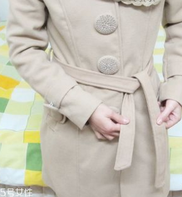 大衣上的蝴蝶結(jié)怎么打？簡(jiǎn)單幾步輕松搞定