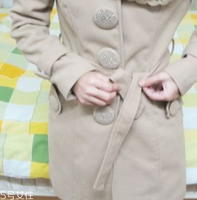 大衣上的蝴蝶結(jié)怎么打？簡(jiǎn)單幾步輕松搞定