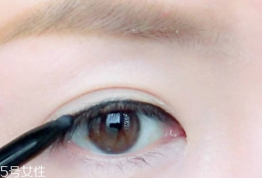 眼線膠筆怎么用？圖解眼線膠筆的畫法