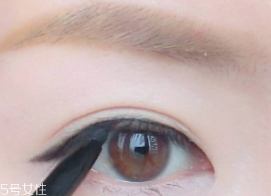 眼線膠筆怎么用？圖解眼線膠筆的畫法