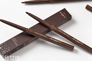 眼線膠筆怎么轉出筆芯？