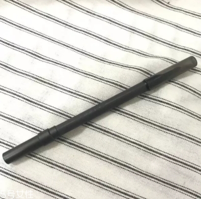 眼線膠筆怎么轉(zhuǎn)出筆芯？