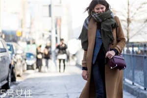卡其色大衣配什么顏色圍巾？小搭配大心機(jī)