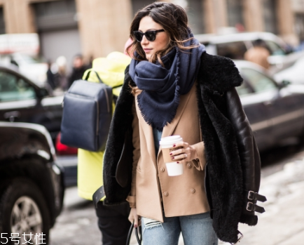 卡其色大衣配什么顏色圍巾？小搭配大心機(jī)