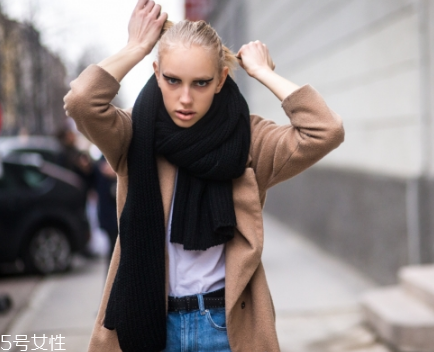 卡其色大衣配什么顏色圍巾？小搭配大心機(jī)