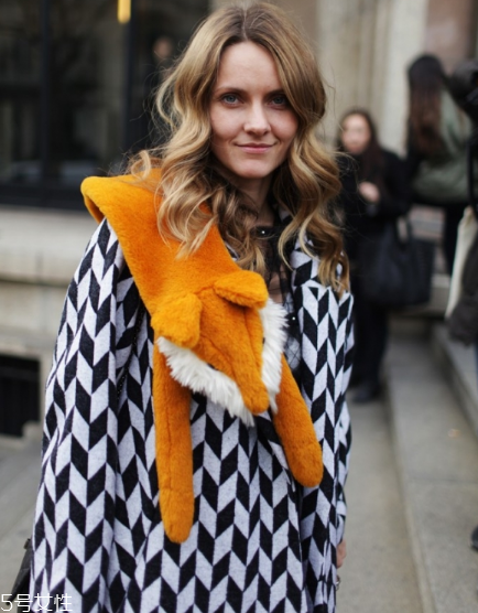 皮草披肩怎么搭配？分分鐘撩倒男神