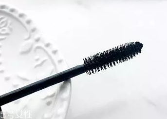 睫毛膏如何避免結(jié)塊？不要z形涂抹