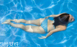 游泳時(shí)為什么尿意更重？心理生理雙重原因