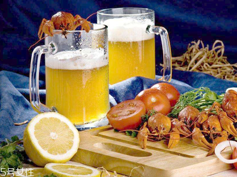 喝啤酒會(huì)豐胸嗎？不建議喝啤酒來(lái)豐胸