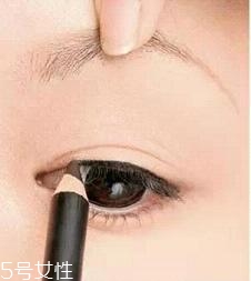 眼線液筆不出水怎么辦？畫眼線的常見誤區(qū)