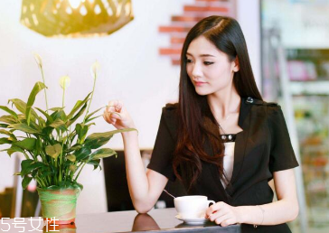 怎么選擇適合自己的襯衫？穿對(duì)了顯年輕