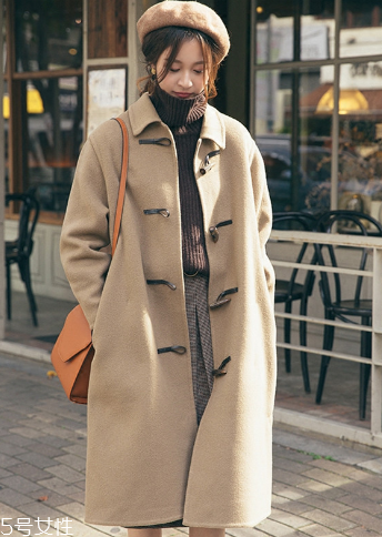 牛角扣大衣配什么褲子？教你穿出最美學(xué)院風(fēng)