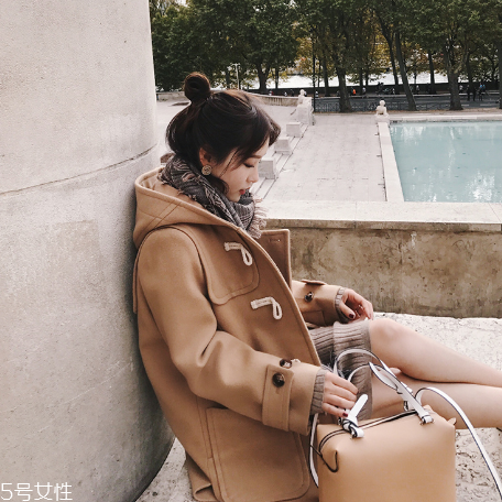 牛角扣大衣配什么褲子？教你穿出最美學(xué)院風(fēng)