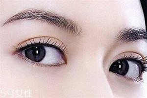 割雙眼皮眼睛腫怎么辦？疤克可以預(yù)防疤痕增生